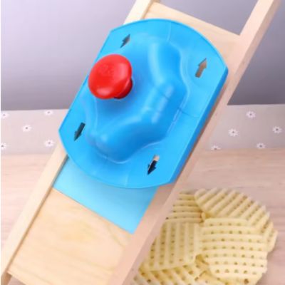 coupe-frites avec poussoir bleu et rouge